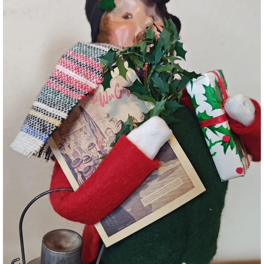Byers Choice 2004 Caroler Figurine Christmas Red Green Milkman Limited Ed 27/100
